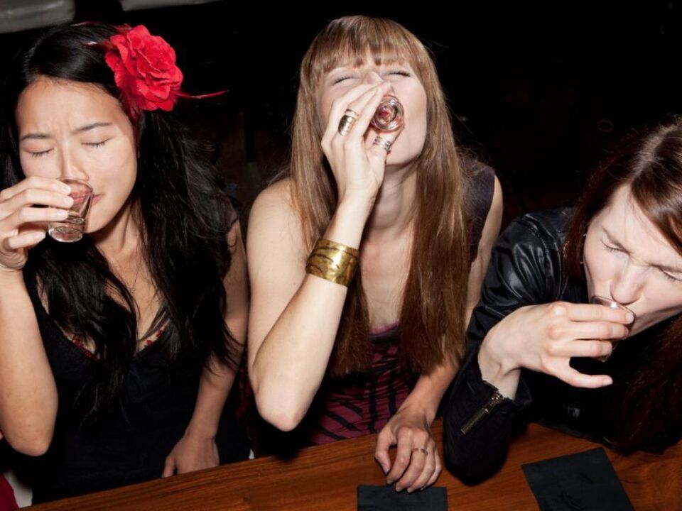To combat alcoholism, a woman needs to break off relations with drinking friends